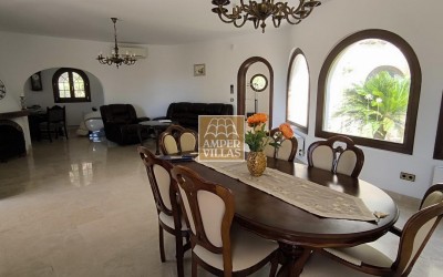 Fantástica villa con gran parcela, con privacidad y vistas al mar.